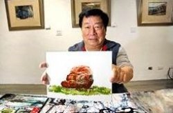 曾興平利用塑膠袋繪出的玫瑰石唯妙唯肖（圖）
